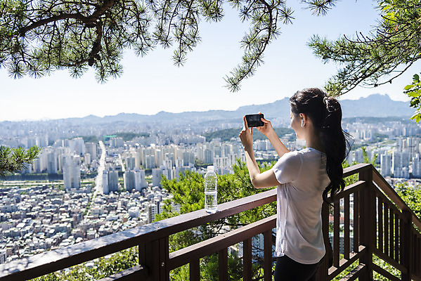 포토 JPG 주간 라이프스타일 여자 여유 난간 휴식 산 한명 들기 상반신 20대 성인 야외 옆모습 스마트폰 건강관리 사진촬영 등산 한국인 도시 물병 산행 성인여자한명만 국내포토 자연요소 1 감정 뷰포인트 컨셉 모션 건강 관리 사람 동양인 청년 생활 핸드폰 스마트기기 촬영 트래킹 물통 여자한명만 성인여자만 파일형식