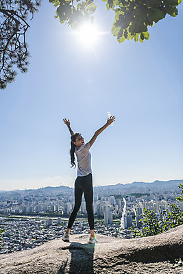 포토 JPG 주간 전신 라이프스타일 여자 여유 하늘 휴식 산 한명 서기 20대 성인 야외 뒷모습 햇빛 건강관리 등산 만세 한국인 바위 도시 뒤돌아보기 산행 성인여자한명만 국내포토 자연요소 1 감정 뷰포인트 컨셉 모션 건강 관리 사람 동양인 청년 생활 태양 트래킹 돌_바위 여자한명만 성인여자만 파일형식