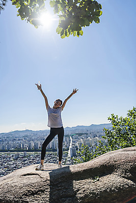 포토 JPG 주간 전신 라이프스타일 여자 여유 하늘 휴식 산 한명 서기 20대 성인 야외 앞모습 햇빛 건강관리 등산 만세 한국인 바위 도시 산행 성인여자한명만 국내포토 자연요소 1 감정 뷰포인트 컨셉 모션 건강 관리 사람 동양인 청년 생활 태양 트래킹 돌_바위 여자한명만 성인여자만 파일형식