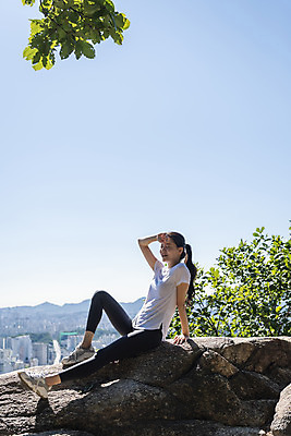 포토 JPG 주간 전신 라이프스타일 여자 여유 하늘 휴식 산 한명 앉기 20대 성인 야외 옆모습 건강관리 눈감음 등산 한국인 바위 도시 산행 성인여자한명만 국내포토 자연요소 1 감정 뷰포인트 컨셉 모션 건강 관리 사람 동양인 청년 생활 트래킹 돌_바위 여자한명만 성인여자만 파일형식