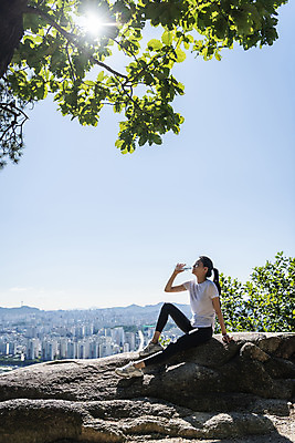 포토 JPG 주간 전신 라이프스타일 여자 여유 하늘 휴식 산 한명 들기 앉기 20대 성인 야외 옆모습 햇빛 건강관리 등산 한국인 바위 도시 산행 물마시기 성인여자한명만 국내포토 자연요소 1 감정 뷰포인트 컨셉 모션 건강 관리 사람 동양인 청년 생활 태양 트래킹 마시기 돌_바위 여자한명만 성인여자만 파일형식