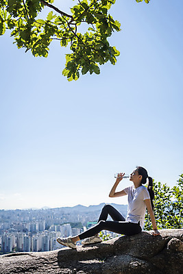 포토 JPG 주간 전신 라이프스타일 여자 여유 하늘 휴식 산 한명 들기 앉기 20대 성인 야외 옆모습 건강관리 등산 한국인 바위 도시 산행 물마시기 성인여자한명만 국내포토 자연요소 1 감정 뷰포인트 컨셉 모션 건강 관리 사람 동양인 청년 생활 트래킹 마시기 돌_바위 여자한명만 성인여자만 파일형식