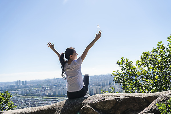 포토 JPG 주간 전신 라이프스타일 여자 여유 하늘 휴식 산 한명 앉기 20대 성인 야외 뒷모습 건강관리 등산 만세 한국인 바위 도시 산행 성인여자한명만 국내포토 자연요소 1 감정 뷰포인트 컨셉 모션 건강 관리 사람 동양인 청년 생활 트래킹 돌_바위 여자한명만 성인여자만 파일형식