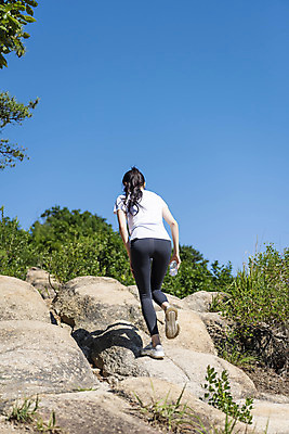 포토 JPG 주간 전신 라이프스타일 여자 여유 하늘 산 한명 들기 20대 성인 야외 뒷모습 건강관리 등산 한국인 바위 물병 오르기 산행 성인여자한명만 국내포토 자연요소 1 감정 뷰포인트 모션 건강 관리 사람 동양인 청년 생활 트래킹 돌_바위 물통 여자한명만 성인여자만 파일형식
