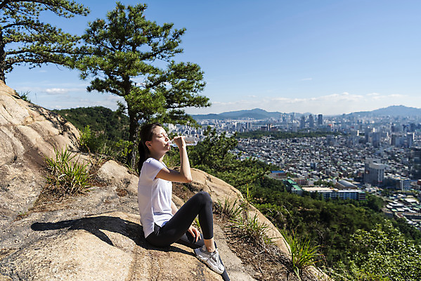 포토 JPG 주간 전신 라이프스타일 여자 여유 하늘 휴식 산 한명 들기 앉기 20대 성인 야외 옆모습 건강관리 눈감음 등산 한국인 바위 도시 물병 산행 물마시기 성인여자한명만 국내포토 자연요소 1 감정 뷰포인트 컨셉 모션 건강 관리 사람 동양인 청년 생활 트래킹 마시기 돌_바위 물통 여자한명만 성인여자만 파일형식