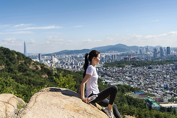 포토 JPG 주간 전신 라이프스타일 여자 여유 하늘 휴식 산 한명 앉기 20대 성인 야외 옆모습 건강관리 등산 한국인 바위 도시 물병 산행 성인여자한명만 국내포토 자연요소 1 감정 뷰포인트 컨셉 모션 건강 관리 사람 동양인 청년 생활 트래킹 돌_바위 물통 여자한명만 성인여자만 파일형식