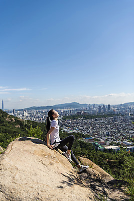 포토 JPG 주간 전신 라이프스타일 여자 여유 하늘 휴식 산 한명 앉기 20대 성인 야외 옆모습 건강관리 등산 한국인 바위 도시 고개들기 산행 성인여자한명만 국내포토 자연요소 1 감정 뷰포인트 컨셉 모션 건강 관리 사람 동양인 청년 생활 트래킹 돌_바위 여자한명만 성인여자만 파일형식