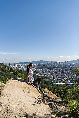 포토 JPG 주간 전신 라이프스타일 여자 여유 하늘 휴식 산 한명 앉기 20대 성인 야외 옆모습 건강관리 등산 한국인 바위 도시 산행 성인여자한명만 국내포토 자연요소 1 감정 뷰포인트 컨셉 모션 건강 관리 사람 동양인 청년 생활 트래킹 여자한명만 성인여자만 파일형식
