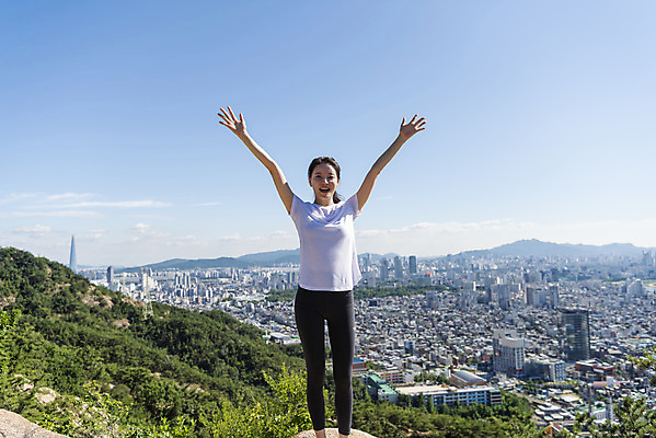 포토 JPG 주간 전신 라이프스타일 응시 여자 여유 하늘 휴식 산 한명 서기 미소 20대 성인 야외 앞모습 건강관리 등산 만세 한국인 산행 성인여자한명만 국내포토 자연요소 1 시선 감정 뷰포인트 컨셉 모션 표정 건강 관리 사람 동양인 청년 생활 트래킹 여자한명만 성인여자만 파일형식