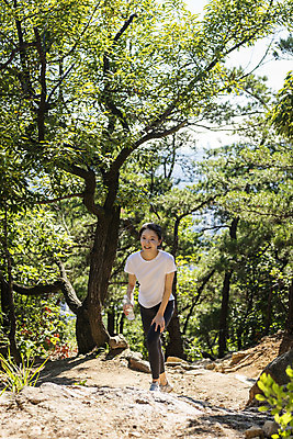 포토 JPG 주간 전신 라이프스타일 여자 여유 산 한명 미소 들기 20대 성인 야외 앞모습 걷기 건강관리 등산 한국인 산속 산행 성인여자한명만 국내포토 자연요소 1 감정 뷰포인트 모션 표정 건강 관리 사람 동양인 청년 생활 트래킹 여자한명만 성인여자만 파일형식