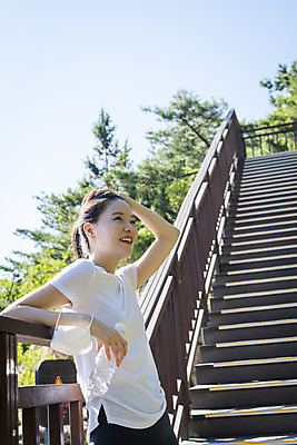 포토 JPG 주간 라이프스타일 여자 여유 휴식 산 마스크 한명 미소 들기 상반신 20대 성인 야외 옆모습 건강관리 기댐 등산 한국인 물병 땀 산행 닦기 나무계단 성인여자한명만 국내포토 자연요소 1 감정 뷰포인트 컨셉 모션 표정 건강 관리 사람 동양인 청년 생활 계단 트래킹 물통 여자한명만 성인여자만 파일형식