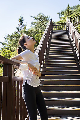 포토 JPG 주간 라이프스타일 여자 여유 휴식 산 마스크 한명 들기 상반신 20대 성인 야외 옆모습 건강관리 기댐 등산 한국인 올려보기 물병 산행 나무계단 성인여자한명만 국내포토 자연요소 1 감정 뷰포인트 컨셉 모션 건강 관리 사람 동양인 청년 생활 계단 트래킹 물통 여자한명만 성인여자만 파일형식