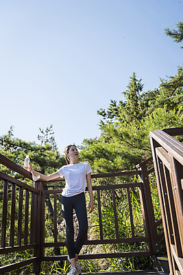 포토 JPG 주간 전신 라이프스타일 여자 여유 난간 하늘 휴식 산 마스크 한명 서기 들기 20대 성인 야외 앞모습 건강관리 등산 한국인 물병 산행 성인여자한명만 국내포토 자연요소 1 감정 뷰포인트 컨셉 모션 건강 관리 사람 동양인 청년 생활 트래킹 물통 여자한명만 성인여자만 파일형식