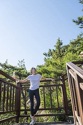 포토 JPG 주간 전신 라이프스타일 여자 여유 난간 하늘 휴식 산 마스크 한명 서기 20대 성인 야외 앞모습 건강관리 등산 한국인 잡기 물병 고개들기 산행 성인여자한명만 국내포토 자연요소 1 감정 뷰포인트 컨셉 모션 건강 관리 사람 동양인 청년 생활 트래킹 물통 여자한명만 성인여자만 파일형식
