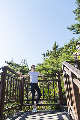포토 JPG 주간 전신 라이프스타일 여자 여유 난간 하늘 휴식 산 마스크 한명 서기 미소 20대 성인 야외 앞모습 건강관리 기댐 등산 한국인 잡기 물병 산행 성인여자한명만 국내포토 자연요소 1 감정 뷰포인트 컨셉 모션 표정 건강 관리 사람 동양인 청년 생활 트래킹 물통 여자한명만 성인여자만 파일형식