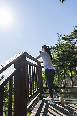 포토 JPG 주간 전신 라이프스타일 여자 여유 난간 하늘 휴식 산 한명 서기 20대 성인 야외 뒷모습 건강관리 기댐 등산 한국인 산행 성인여자한명만 국내포토 자연요소 1 감정 뷰포인트 컨셉 모션 건강 관리 사람 동양인 청년 생활 트래킹 여자한명만 성인여자만 파일형식