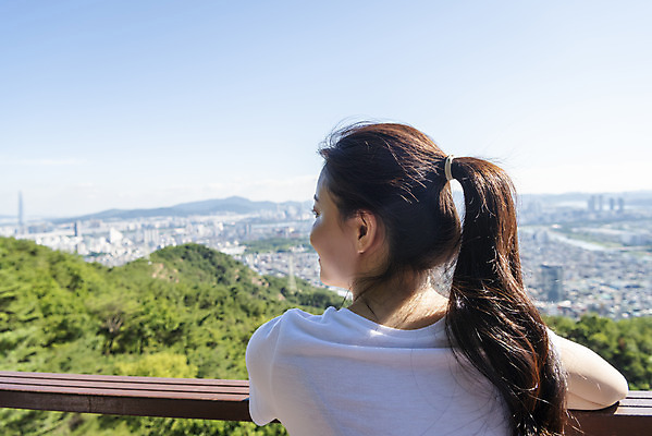 포토 JPG 주간 라이프스타일 여자 여유 난간 하늘 휴식 산 한명 상반신 20대 성인 야외 뒷모습 아웃포커스 건강관리 기댐 등산 한국인 산행 성인여자한명만 국내포토 자연요소 1 감정 뷰포인트 컨셉 모션 촬영기법 건강 관리 사람 동양인 청년 생활 트래킹 여자한명만 성인여자만 파일형식