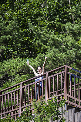 포토 JPG 주간 나무 라이프스타일 여자 여유 휴식 산 한명 미소 들기 상반신 20대 성인 야외 앞모습 건강관리 등산 만세 한국인 산행 나무계단 성인여자한명만 국내포토 자연요소 식물 1 감정 뷰포인트 컨셉 모션 표정 건강 관리 사람 동양인 청년 생활 계단 트래킹 여자한명만 성인여자만 파일형식