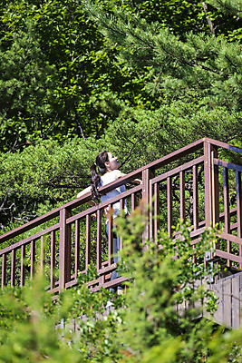 포토 JPG 주간 나무 라이프스타일 여자 여유 휴식 산 한명 상반신 20대 성인 야외 뒷모습 건강관리 기댐 등산 한국인 소프트포커스 산행 나무계단 성인여자한명만 국내포토 자연요소 식물 1 감정 뷰포인트 컨셉 모션 촬영기법 건강 관리 사람 동양인 청년 생활 계단 트래킹 여자한명만 성인여자만 파일형식