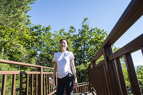 포토 JPG 주간 라이프스타일 응시 여자 여유 난간 산 한명 미소 들기 상반신 20대 성인 야외 앞모습 걷기 건강관리 등산 한국인 물병 산행 성인여자한명만 국내포토 자연요소 1 시선 감정 뷰포인트 모션 표정 건강 관리 사람 동양인 청년 생활 트래킹 물통 여자한명만 성인여자만 파일형식