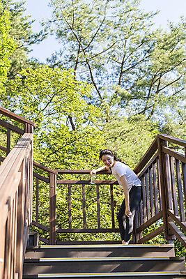 포토 JPG 주간 전신 라이프스타일 여자 여유 휴식 산 허리숙이기 한명 미소 들기 20대 성인 야외 옆모습 건강관리 등산 한국인 물병 산행 나무계단 성인여자한명만 국내포토 자연요소 1 감정 뷰포인트 컨셉 모션 표정 건강 관리 숙이기 사람 동양인 청년 생활 계단 트래킹 물통 여자한명만 성인여자만 파일형식