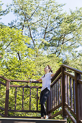 포토 JPG 주간 전신 라이프스타일 여자 여유 휴식 산 한명 서기 들기 20대 성인 야외 옆모습 건강관리 기댐 등산 한국인 물병 산행 나무계단 성인여자한명만 국내포토 자연요소 1 감정 뷰포인트 컨셉 모션 건강 관리 사람 동양인 청년 생활 계단 트래킹 물통 여자한명만 성인여자만 파일형식