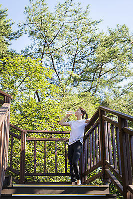 포토 JPG 주간 전신 라이프스타일 여자 여유 휴식 산 한명 서기 들기 20대 성인 야외 옆모습 건강관리 등산 한국인 물병 산행 나무계단 물마시기 성인여자한명만 국내포토 자연요소 1 감정 뷰포인트 컨셉 모션 건강 관리 사람 동양인 청년 생활 계단 트래킹 마시기 물통 여자한명만 성인여자만 파일형식