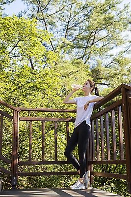 포토 JPG 주간 전신 라이프스타일 여자 여유 난간 휴식 산 한명 서기 들기 20대 성인 야외 옆모습 건강관리 등산 한국인 마시기 물병 산행 성인여자한명만 국내포토 자연요소 1 감정 뷰포인트 컨셉 모션 건강 관리 사람 동양인 청년 생활 트래킹 물통 여자한명만 성인여자만 파일형식