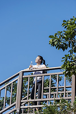 포토 JPG 주간 전신 라이프스타일 여자 여유 난간 하늘 휴식 산 한명 미소 20대 성인 야외 옆모습 건강관리 눈감음 기댐 등산 한국인 물병 산행 성인여자한명만 국내포토 자연요소 1 감정 뷰포인트 컨셉 모션 표정 건강 관리 사람 동양인 청년 생활 트래킹 물통 여자한명만 성인여자만 파일형식