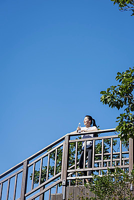 포토 JPG 주간 전신 라이프스타일 여자 여유 난간 하늘 휴식 산 한명 미소 20대 성인 야외 앞모습 건강관리 기댐 등산 한국인 물병 산행 성인여자한명만 국내포토 자연요소 1 감정 뷰포인트 컨셉 모션 표정 건강 관리 사람 동양인 청년 생활 트래킹 물통 여자한명만 성인여자만 파일형식