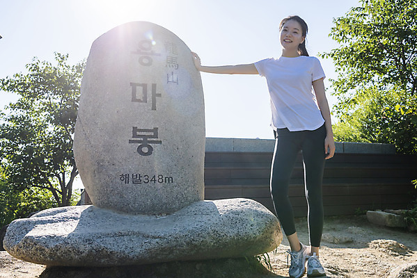 포토 JPG 주간 전신 라이프스타일 응시 여자 여유 휴식 산 한명 서기 미소 20대 성인 야외 앞모습 햇빛 건강관리 기댐 등산 한국인 정상 산행 손뻗기 성인여자한명만 정상석 국내포토 자연요소 1 시선 감정 뷰포인트 컨셉 모션 표정 건강 관리 사람 동양인 청년 생활 태양 트래킹 여자한명만 성인여자만 파일형식 표시석