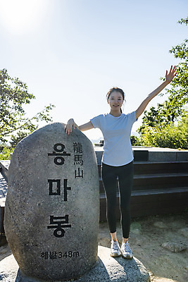 포토 JPG 주간 전신 라이프스타일 응시 여자 여유 휴식 산 한명 서기 미소 20대 성인 야외 앞모습 햇빛 손들기 건강관리 등산 한국인 정상 산행 성인여자한명만 정상석 국내포토 자연요소 1 시선 감정 뷰포인트 컨셉 모션 표정 건강 관리 사람 동양인 청년 생활 태양 트래킹 여자한명만 성인여자만 파일형식 표시석