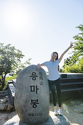 포토 JPG 주간 전신 라이프스타일 응시 여자 여유 하늘 휴식 산 한명 서기 미소 20대 성인 야외 앞모습 햇빛 손들기 건강관리 등산 한국인 정상 브이 산행 성인여자한명만 정상석 국내포토 자연요소 1 시선 감정 뷰포인트 컨셉 모션 표정 건강 관리 사람 동양인 손짓 청년 생활 태양 트래킹 여자한명만 성인여자만 파일형식 표시석