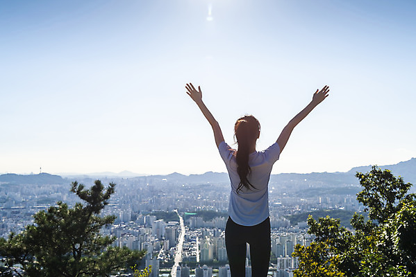 포토 JPG 주간 라이프스타일 여자 여유 하늘 휴식 산 한명 상반신 20대 성인 야외 뒷모습 햇빛 건강관리 등산 만세 한국인 도시 산행 성인여자한명만 국내포토 자연요소 1 감정 뷰포인트 컨셉 모션 건강 관리 사람 동양인 청년 생활 태양 트래킹 여자한명만 성인여자만 파일형식