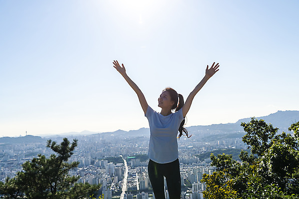 포토 JPG 주간 라이프스타일 여자 여유 하늘 휴식 산 한명 미소 상반신 20대 성인 야외 앞모습 햇빛 건강관리 등산 만세 한국인 올려보기 도시 산행 성인여자한명만 국내포토 자연요소 1 감정 뷰포인트 컨셉 모션 표정 건강 관리 사람 동양인 청년 생활 태양 트래킹 여자한명만 성인여자만 파일형식