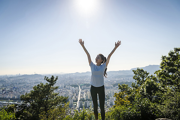 포토 JPG 주간 라이프스타일 여자 여유 하늘 휴식 산 한명 미소 상반신 20대 성인 야외 앞모습 햇빛 건강관리 등산 만세 한국인 올려보기 도시 산행 성인여자한명만 국내포토 자연요소 1 감정 뷰포인트 컨셉 모션 표정 건강 관리 사람 동양인 청년 생활 태양 트래킹 여자한명만 성인여자만 파일형식