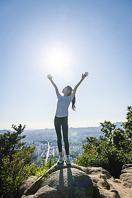 포토 JPG 주간 전신 라이프스타일 여자 여유 하늘 휴식 산 한명 서기 20대 성인 야외 앞모습 햇빛 건강관리 등산 만세 한국인 바위 도시 뒤돌아보기 산행 성인여자한명만 국내포토 자연요소 1 감정 뷰포인트 컨셉 모션 건강 관리 사람 동양인 청년 생활 태양 트래킹 돌_바위 여자한명만 성인여자만 파일형식