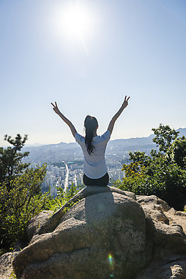 포토 JPG 주간 라이프스타일 여자 여유 하늘 휴식 산 한명 앉기 상반신 20대 성인 야외 뒷모습 햇빛 건강관리 등산 만세 한국인 바위 브이 산행 성인여자한명만 국내포토 자연요소 1 감정 뷰포인트 컨셉 모션 건강 관리 사람 동양인 손짓 청년 생활 태양 트래킹 돌_바위 여자한명만 성인여자만 파일형식