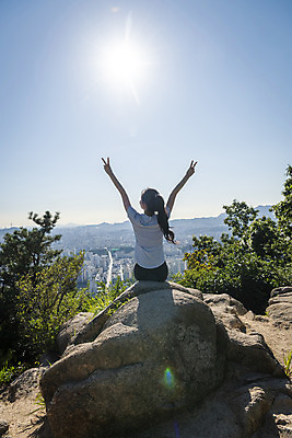 포토 JPG 주간 라이프스타일 여자 여유 하늘 휴식 산 한명 앉기 상반신 20대 성인 야외 뒷모습 햇빛 건강관리 등산 만세 한국인 바위 브이 산행 성인여자한명만 국내포토 자연요소 1 감정 뷰포인트 컨셉 모션 건강 관리 사람 동양인 손짓 청년 생활 태양 트래킹 돌_바위 여자한명만 성인여자만 파일형식