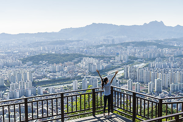 포토 JPG 주간 전신 라이프스타일 여자 여유 난간 휴식 산 한명 서기 20대 성인 야외 뒷모습 하이앵글 건강관리 등산 만세 한국인 도시 산행 성인여자한명만 전경 국내포토 자연요소 1 감정 뷰포인트 컨셉 모션 건강 관리 사람 동양인 풍경 청년 생활 트래킹 여자한명만 성인여자만 파일형식 탑뷰