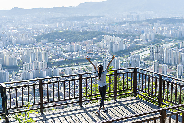 포토 JPG 주간 전신 라이프스타일 여자 여유 난간 휴식 산 한명 서기 20대 성인 야외 뒷모습 하이앵글 건강관리 등산 만세 한국인 도시 산행 성인여자한명만 전경 국내포토 자연요소 1 감정 뷰포인트 컨셉 모션 건강 관리 사람 동양인 풍경 청년 생활 트래킹 여자한명만 성인여자만 파일형식 탑뷰