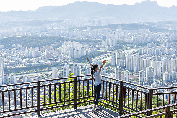 포토 JPG 주간 전신 라이프스타일 여자 여유 난간 휴식 산 한명 서기 20대 성인 야외 뒷모습 하이앵글 건강관리 등산 만세 한국인 도시 산행 성인여자한명만 전경 국내포토 자연요소 1 감정 뷰포인트 컨셉 모션 건강 관리 사람 동양인 풍경 청년 생활 트래킹 여자한명만 성인여자만 파일형식 탑뷰