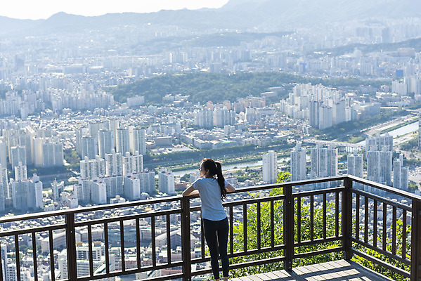 포토 JPG 주간 전신 라이프스타일 여자 여유 난간 휴식 산 한명 20대 성인 야외 뒷모습 하이앵글 건강관리 기댐 등산 한국인 도시 산행 성인여자한명만 전경 국내포토 자연요소 1 감정 뷰포인트 컨셉 모션 건강 관리 사람 동양인 풍경 청년 생활 트래킹 여자한명만 성인여자만 파일형식 탑뷰
