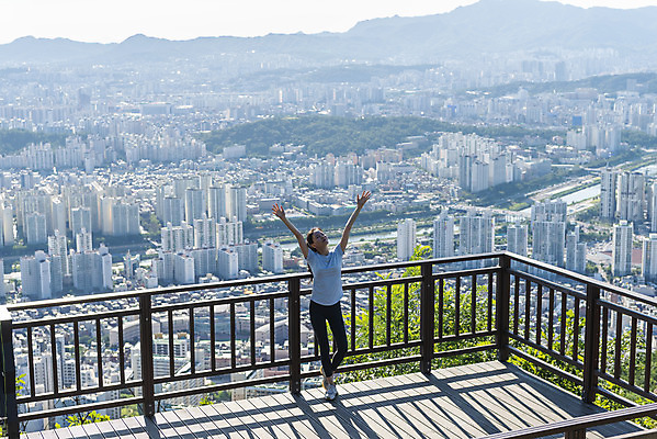 포토 JPG 주간 전신 라이프스타일 여자 여유 난간 휴식 산 한명 서기 20대 성인 야외 앞모습 하이앵글 건강관리 등산 한국인 도시 산행 성인여자한명만 전경 국내포토 자연요소 1 감정 뷰포인트 컨셉 모션 건강 관리 사람 동양인 풍경 청년 생활 트래킹 여자한명만 성인여자만 파일형식 탑뷰