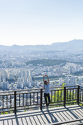 포토 JPG 주간 전신 라이프스타일 여자 여유 난간 하늘 휴식 산 한명 서기 20대 성인 야외 앞모습 하이앵글 건강관리 등산 한국인 도시 기지개 산행 성인여자한명만 전경 국내포토 자연요소 1 감정 뷰포인트 컨셉 모션 건강 관리 사람 동양인 풍경 청년 생활 트래킹 여자한명만 성인여자만 파일형식 탑뷰