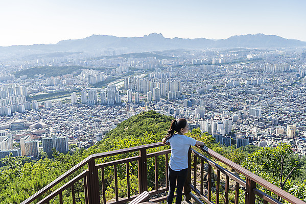 포토 JPG 주간 라이프스타일 여자 여유 난간 휴식 산 한명 상반신 20대 성인 야외 뒷모습 하이앵글 건강관리 기댐 등산 한국인 도시 산행 성인여자한명만 전경 국내포토 자연요소 1 감정 뷰포인트 컨셉 모션 건강 관리 사람 동양인 풍경 청년 생활 트래킹 여자한명만 성인여자만 파일형식 탑뷰