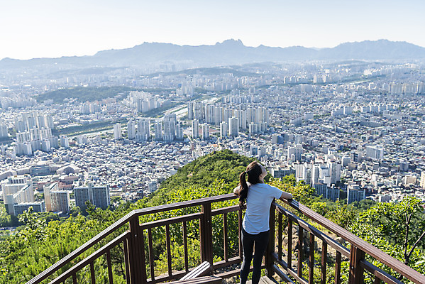 포토 JPG 주간 라이프스타일 여자 여유 난간 휴식 산 한명 상반신 20대 성인 야외 뒷모습 하이앵글 건강관리 기댐 등산 한국인 도시 산행 성인여자한명만 전경 국내포토 자연요소 1 감정 뷰포인트 컨셉 모션 건강 관리 사람 동양인 풍경 청년 생활 트래킹 여자한명만 성인여자만 파일형식 탑뷰