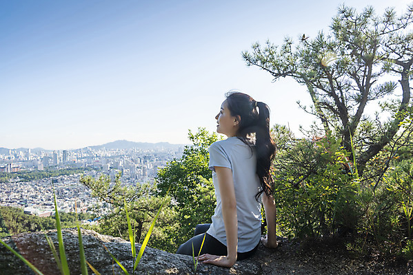 포토 JPG 주간 라이프스타일 여자 여유 하늘 휴식 산 한명 앉기 상반신 20대 성인 야외 뒷모습 건강관리 등산 한국인 산행 성인여자한명만 국내포토 자연요소 1 감정 뷰포인트 컨셉 모션 건강 관리 사람 동양인 청년 생활 트래킹 여자한명만 성인여자만 파일형식