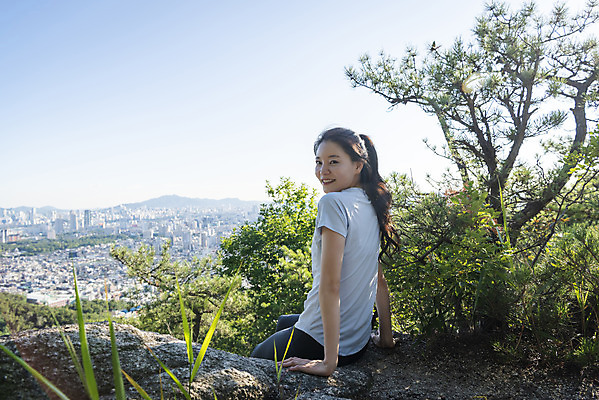 포토 JPG 주간 라이프스타일 응시 여자 여유 하늘 휴식 산 한명 미소 앉기 상반신 20대 성인 야외 옆모습 건강관리 등산 한국인 뒤돌아보기 산행 성인여자한명만 국내포토 자연요소 1 시선 감정 뷰포인트 컨셉 모션 표정 건강 관리 사람 동양인 청년 생활 트래킹 여자한명만 성인여자만 파일형식