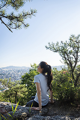 포토 JPG 주간 라이프스타일 여자 여유 하늘 휴식 산 한명 앉기 상반신 20대 성인 야외 뒷모습 건강관리 등산 한국인 산행 성인여자한명만 국내포토 자연요소 1 감정 뷰포인트 컨셉 모션 건강 관리 사람 동양인 청년 생활 트래킹 여자한명만 성인여자만 파일형식